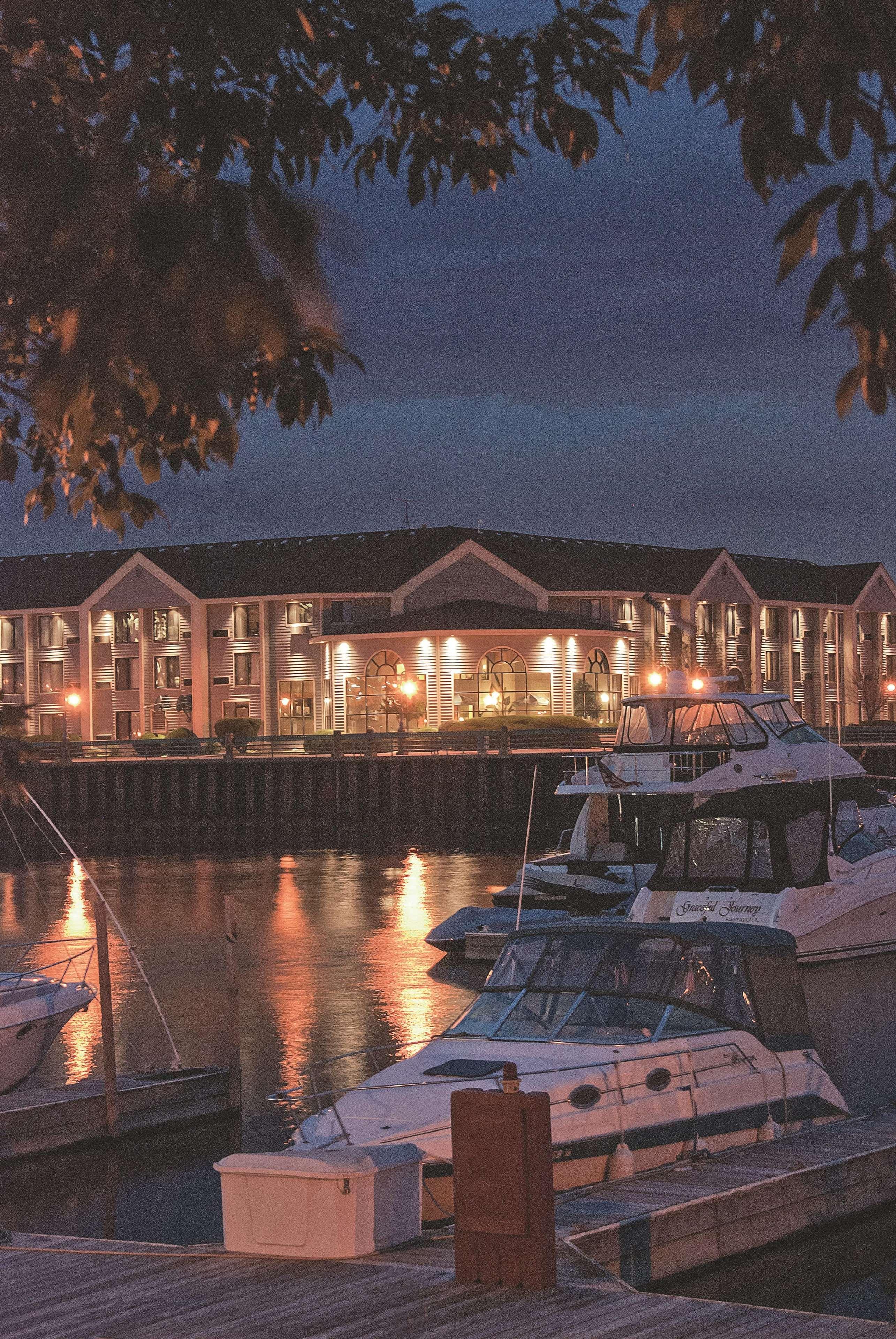 Doubletree By Hilton Racine Harbourwalk Hotel Екстериор снимка