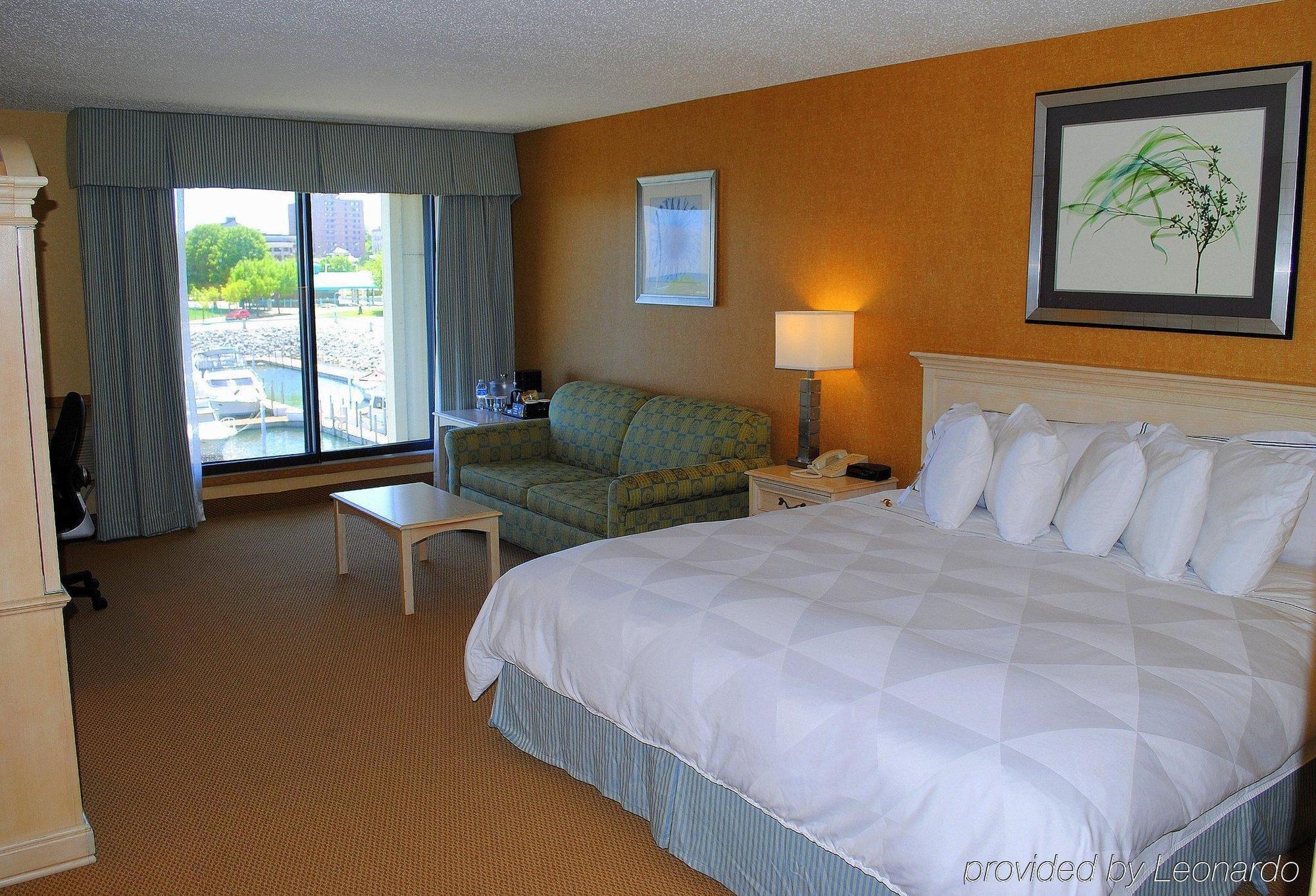 Doubletree By Hilton Racine Harbourwalk Hotel Стая снимка